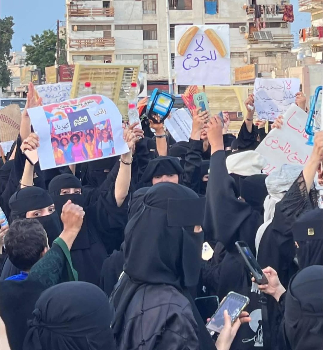 للمرة الثانية.. نساء عدن يتظاهرن في ساحة العروض للمطالبة بتوفير الكهرباء والماء