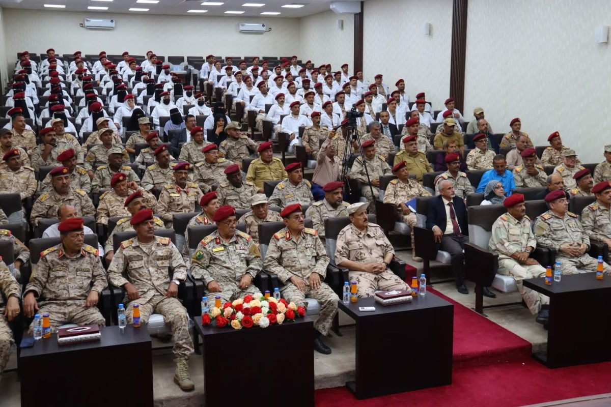 وزير الدفاع يشهد حفل تخرج الدفعة الأولى أطباء جامعيين من مدرسة جندوح بعدن