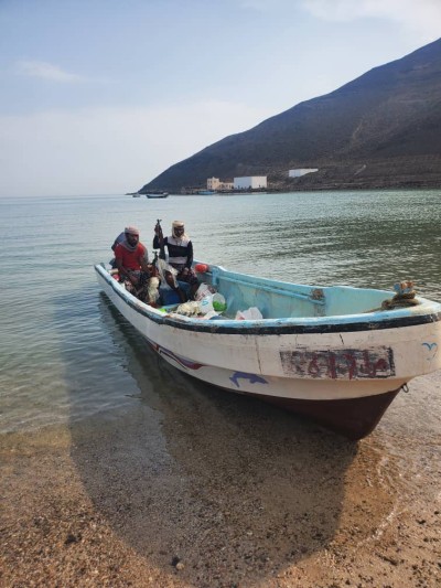 The Southern Giants Brigades seize a boat carrying smuggled weapons in Bab al-Mandab