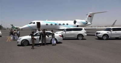 An Omani delegation arrives in Sanaa to meet with Houthi leaders to discuss ways of political settlement in Yemen