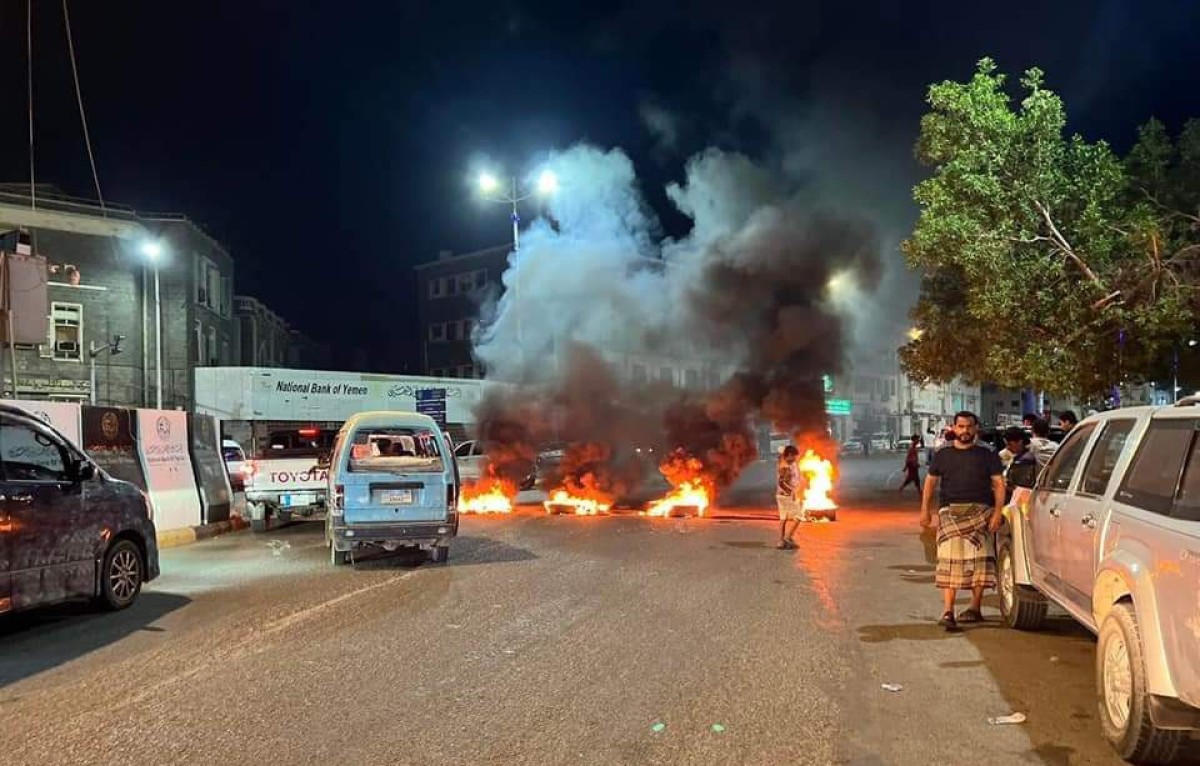 غليان شعبي وتظاهرات ليلية في عدن احتجاجًا على انقطاع الكهرباء وتدهور الأوضاع