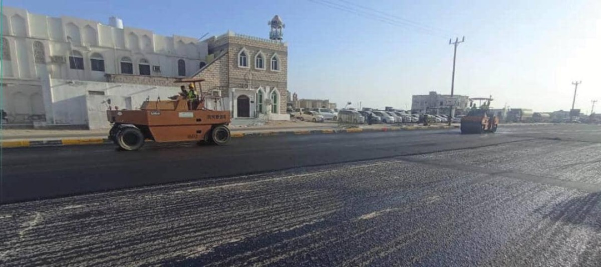 With financing from the World Bank, asphalt work begins on the main street in the city of Al-Shehr in Hadhramout