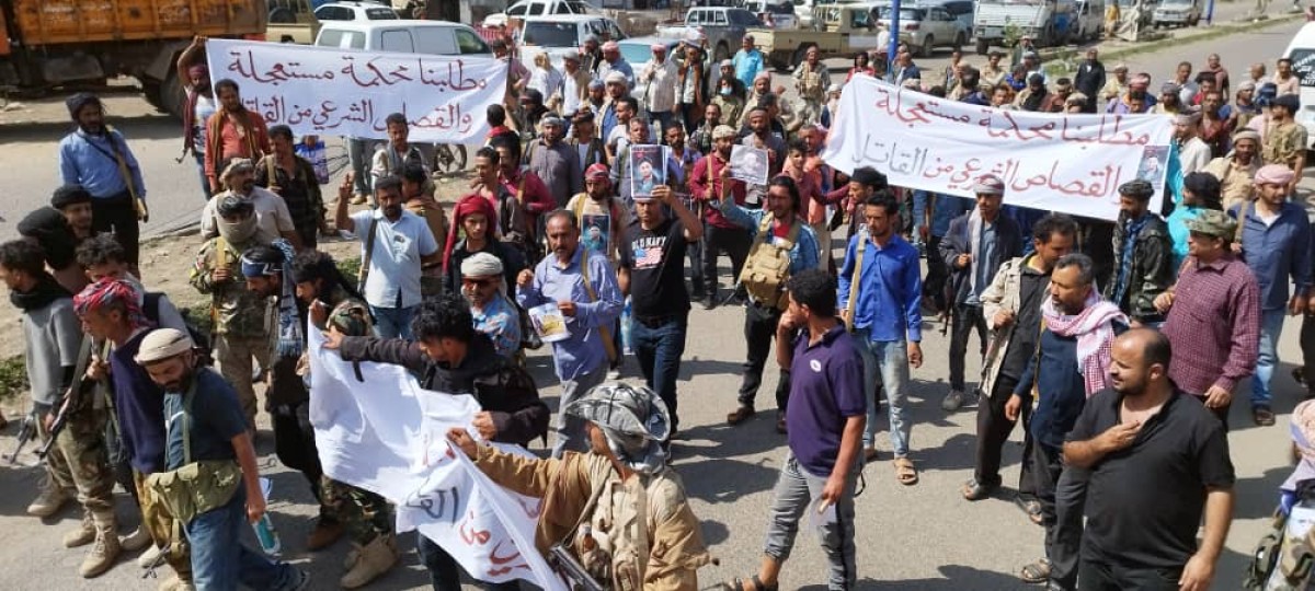 حشود بالضالع تطالب القضاء بمحاكمة مستعجلة والقصاص الشرعي من قاتل “ مطهر الحكم”