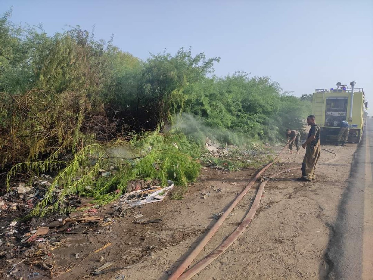 Aden.. Extinguishing a fire that broke out in Al-Haswah Nature Reserve in Al-Buraiqa District