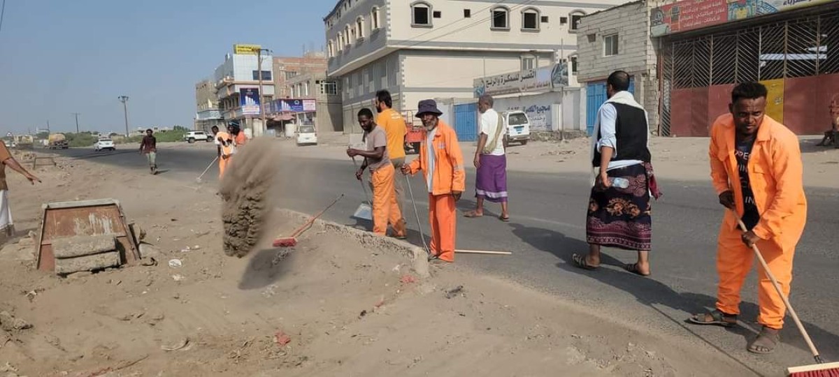 A campaign is launched to remove waste from the road leading to Al-Buraiqa District