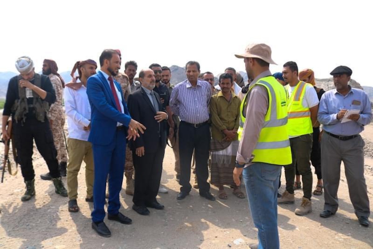 محافظ أبين وعضو هيئة رئاسة الانتقالي الغريب يتفقدان مشروع سَدّ حسان