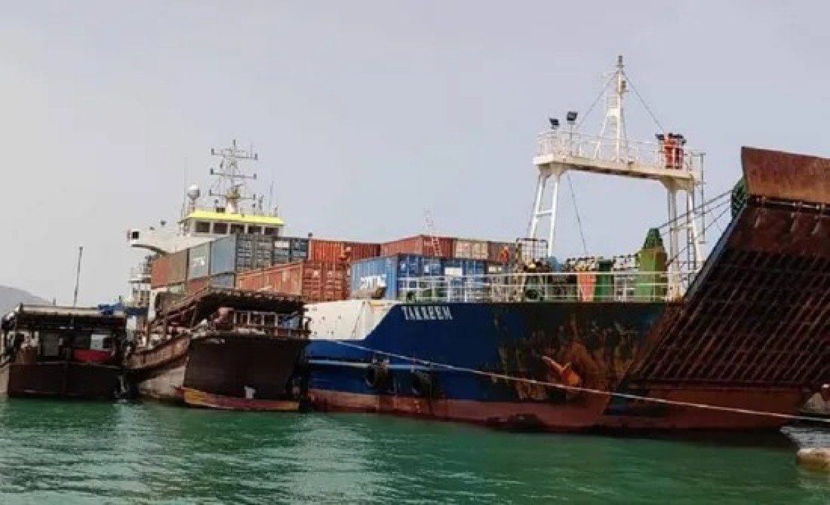 The Emirati ship Tharam unloads its relief cargo at the port of Socotra