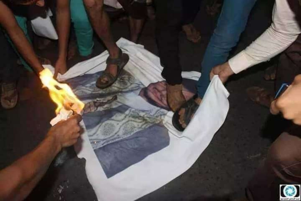 Burning pictures of Abdul-Malik Al-Khuthi in Sanaa