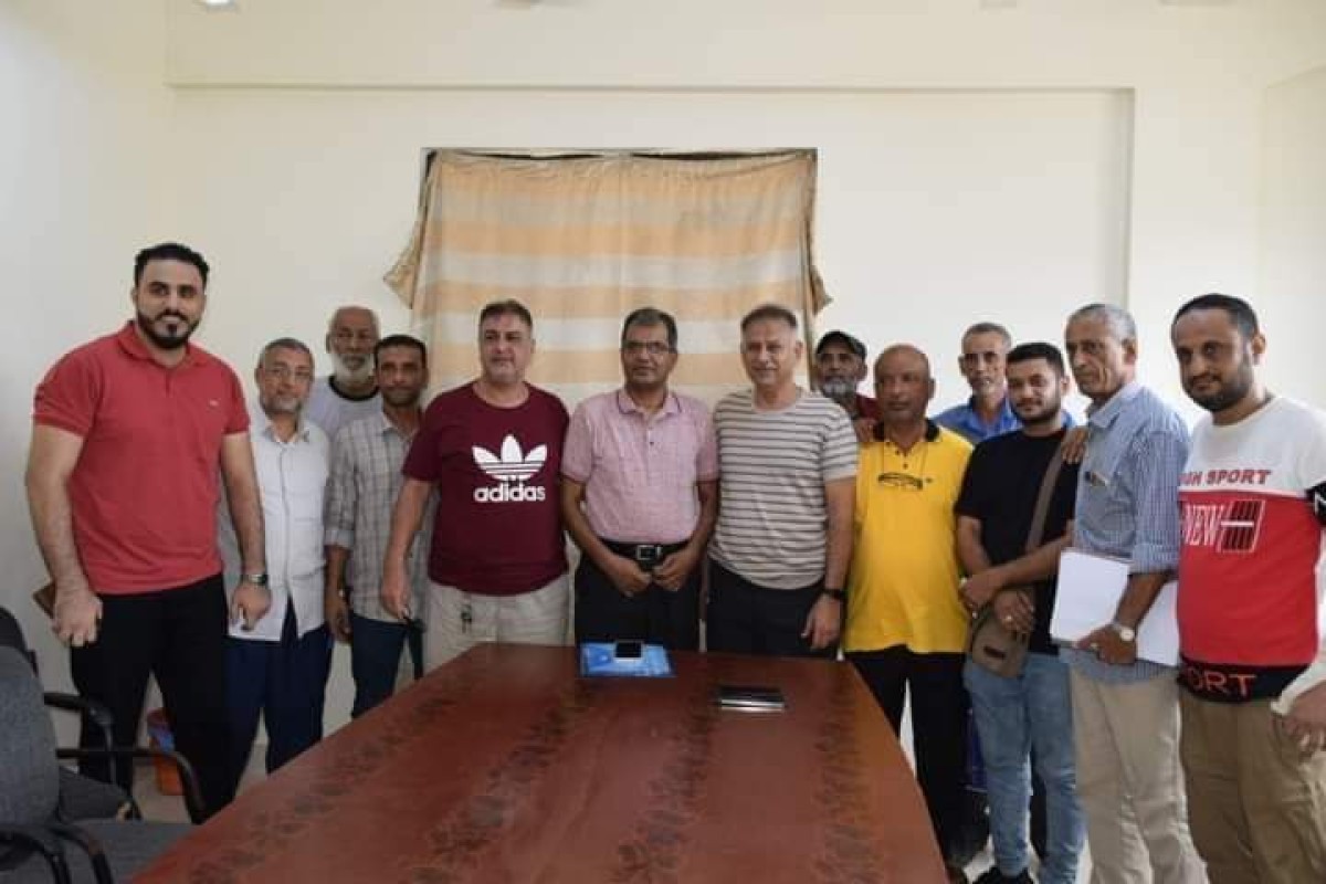 Conducting the receipt and delivery process between the previous and current management of the Shamsan Club in Aden