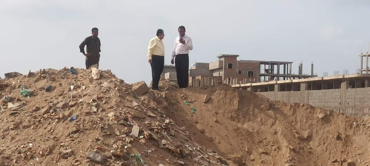 Aden.. The hygiene fund begins opening flood lanes in Al-Haswah in anticipation of any emergency