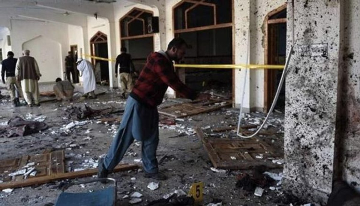 A second suicide bombing in Pakistan... dead and dozens of worshipers under the rubble