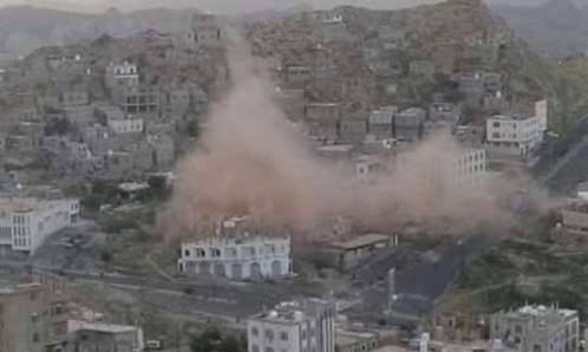 The Houthi militias target with artillery shells a residential neighborhood in the city of Taiz