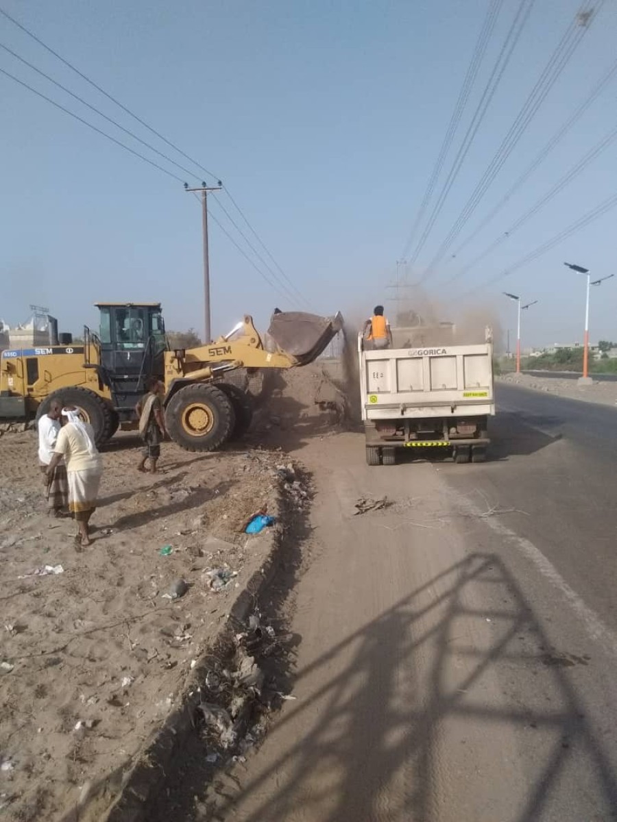 Al-Buraiqa: A massive campaign to remove dirt barriers in front of the Al-Qasr Hotel and open the flood lanes in Al-Haswah