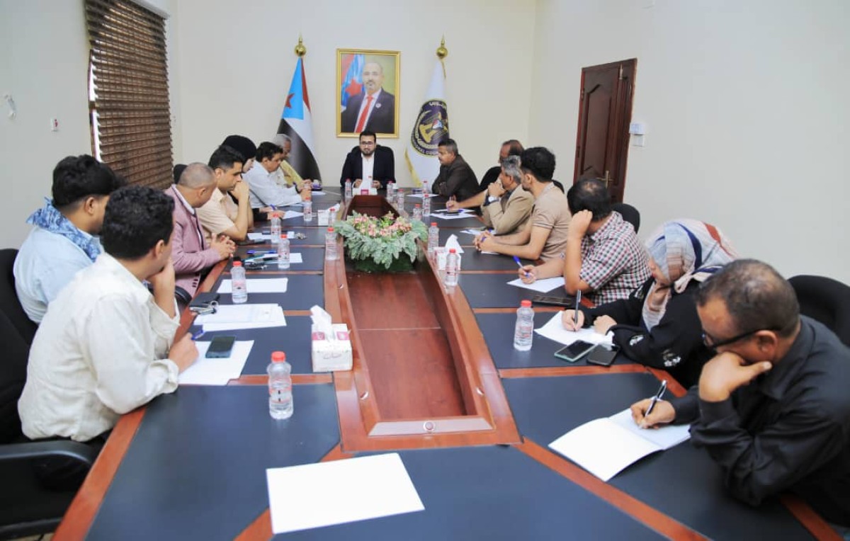 The Chairman of the National Southern Media Authority meets with an elite group of southern journalists and media professionals