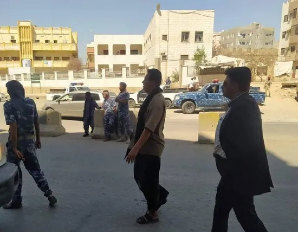 The director of Mukalla reviews efforts to track down two gunmen who attacked security