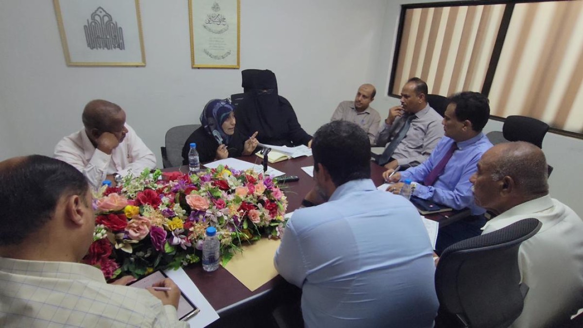 Hadhramaut University discusses with the Office of Economic Studies and Consultations the mechanisms of partnership and coordination between the two sides