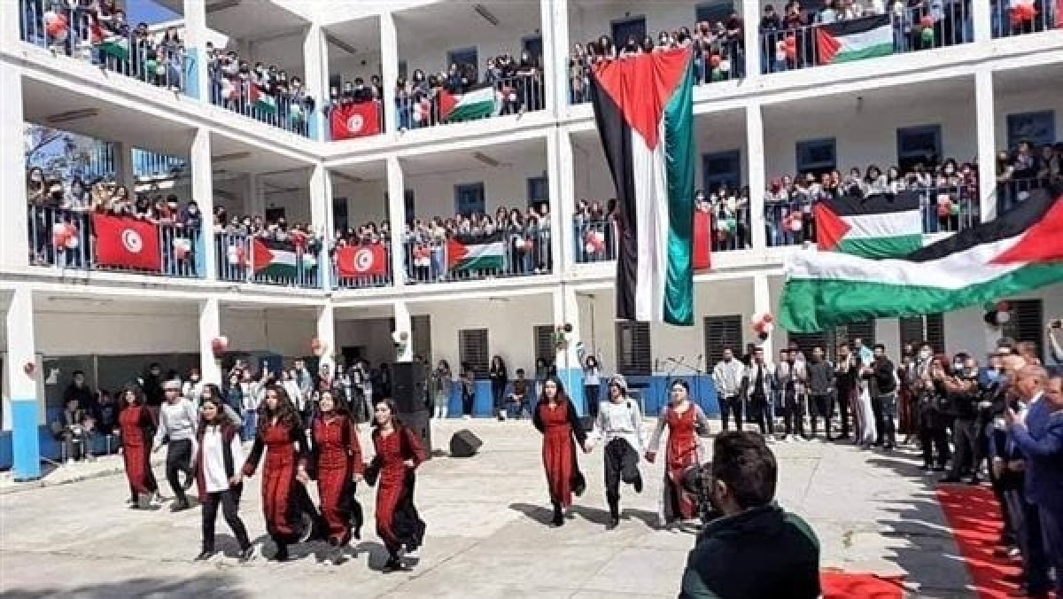 Tunisian schools raise the Palestinian flag next to the Tunisian flag and play the two national anthems