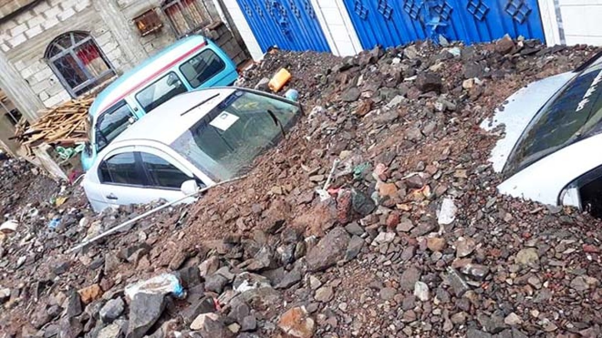 A local official expresses his concern about the possibility of floods and a rock collapse in the highlands of the city of Al-Mualla in Aden