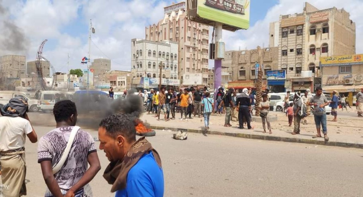 Urgent.. Motorcycle owners in Aden block the roads in protest against the campaign to confiscate them