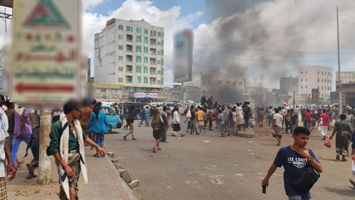 Urgent.. Motorcycle owners in Aden block the roads in protest against the campaign to confiscate them