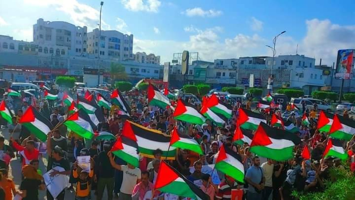 Aden hosts a protest to denounce the genocide of civilians in the Gaza Strip