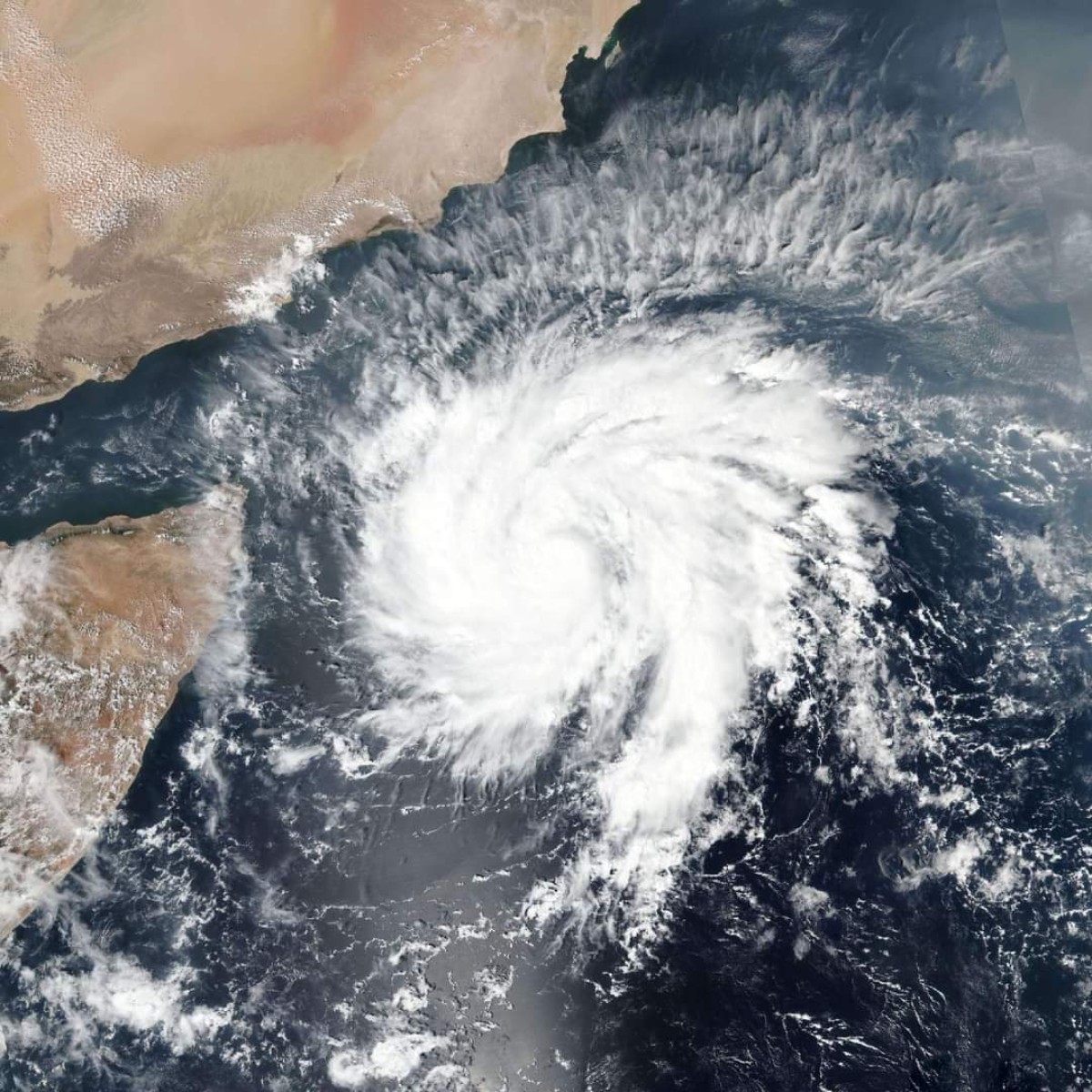 Urgent.. The Emergency Committee in Al-Mahra directs the evacuation of residents of some areas following the approaching hurricane #Tej