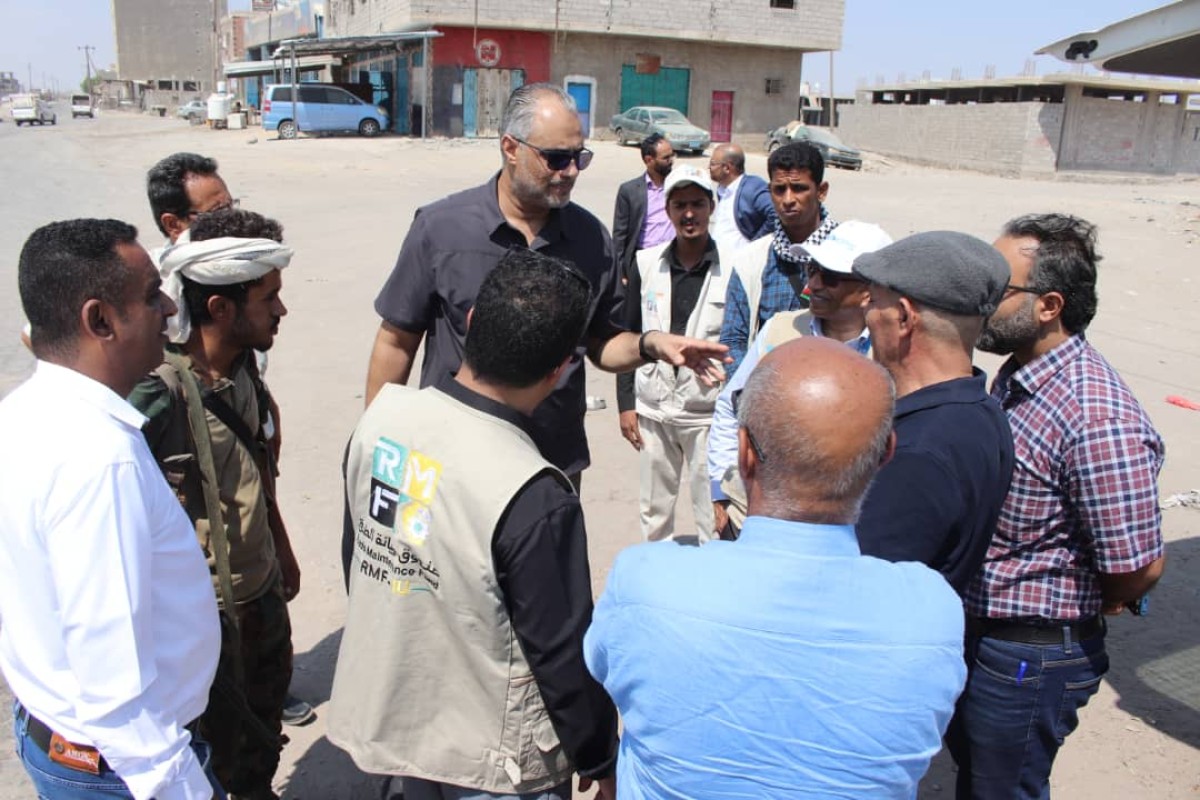 Engineer Moeen Al-Mas and the UNOPS delegation review the needs of the streets of the capital, Aden, for maintenance projects