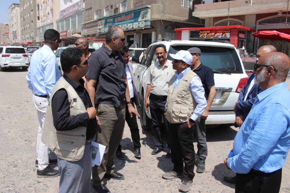 Engineer Moeen Al-Mas and the UNOPS delegation review the needs of the streets of the capital, Aden, for maintenance projects