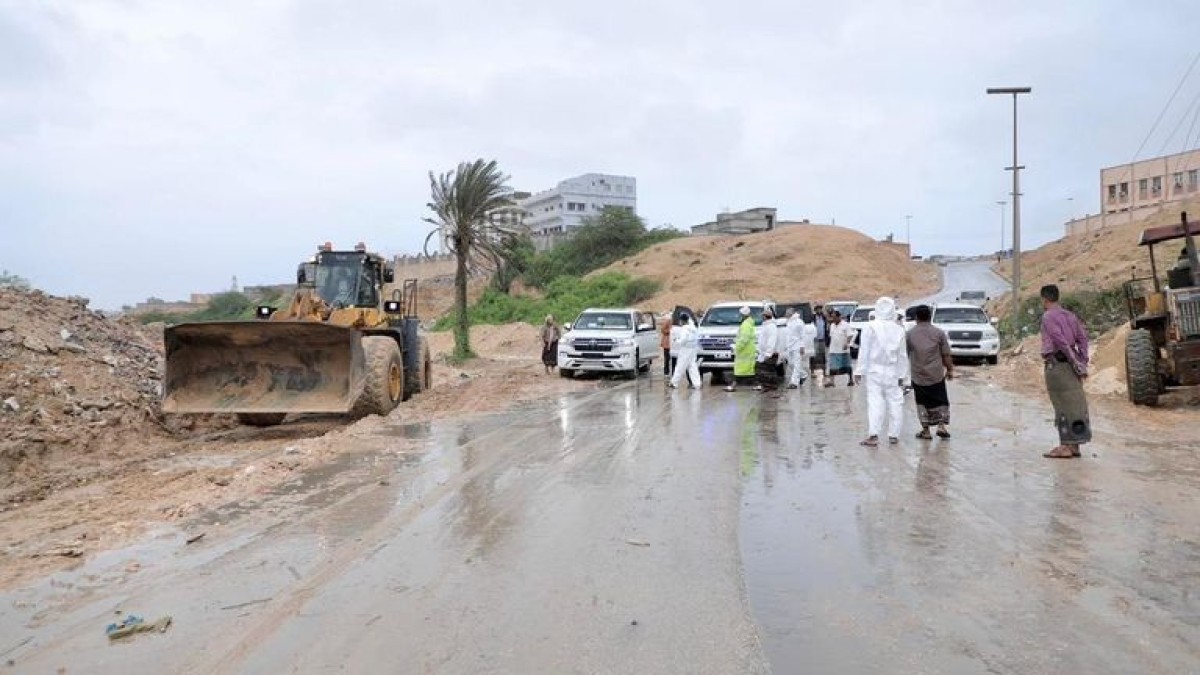 Developments of Cyclone #Tej in Al-Mahra: cutting off roads and demolishing homes