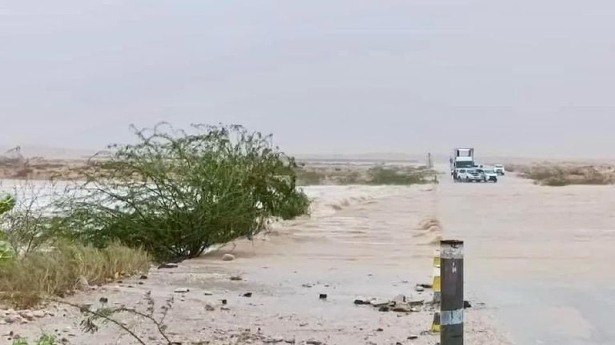 Developments of Cyclone #Tej in Al-Mahra: cutting off roads and demolishing homes