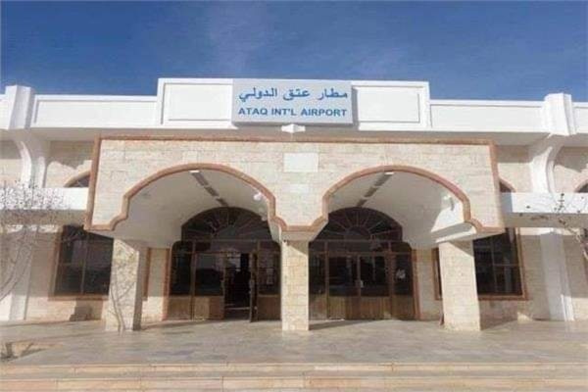 محافظ شبوة وهيئة الطيران المدني يبحثان إعادة تشغيل مطار عتق