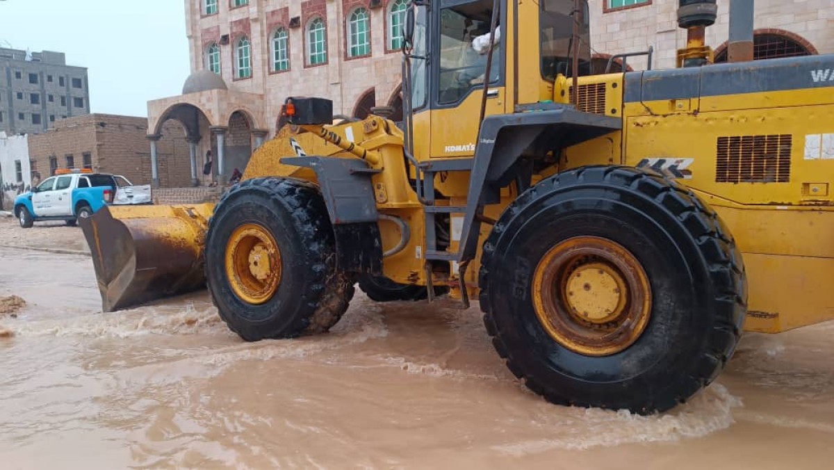 With funding from the Road Fund... urgent moves to open roads closed as a result of Cyclone “Tej” in Al-Mahra