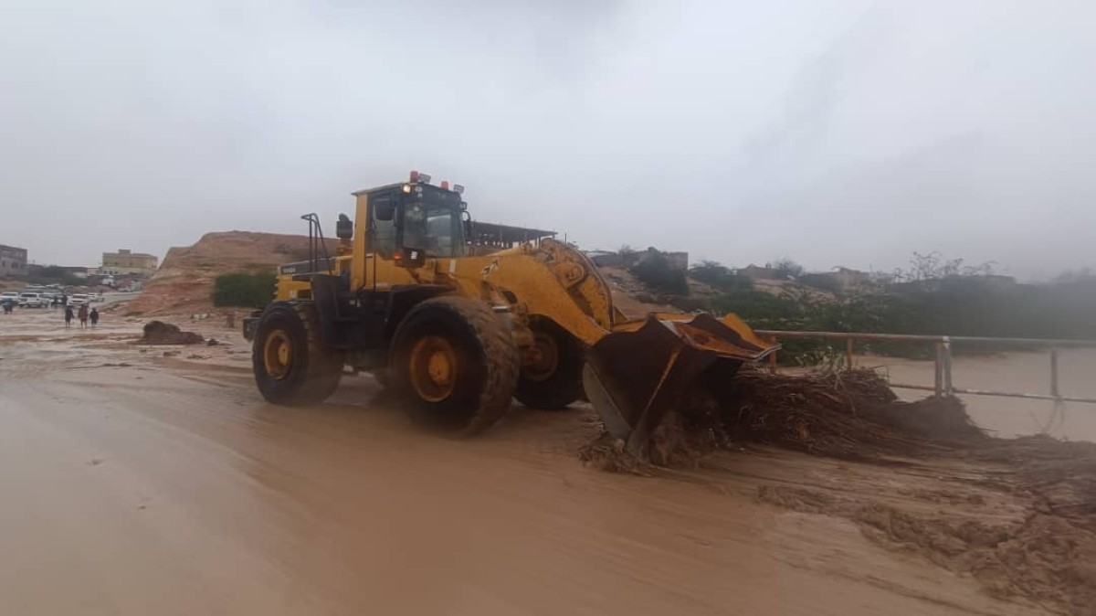 With funding from the Road Fund... urgent moves to open roads closed as a result of Cyclone “Tej” in Al-Mahra