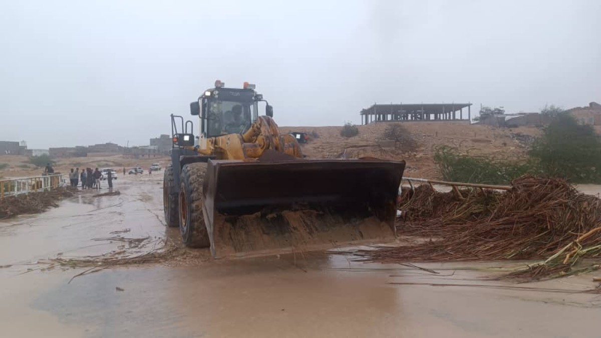 With funding from the Road Fund... urgent moves to open roads closed as a result of Cyclone “Tej” in Al-Mahra