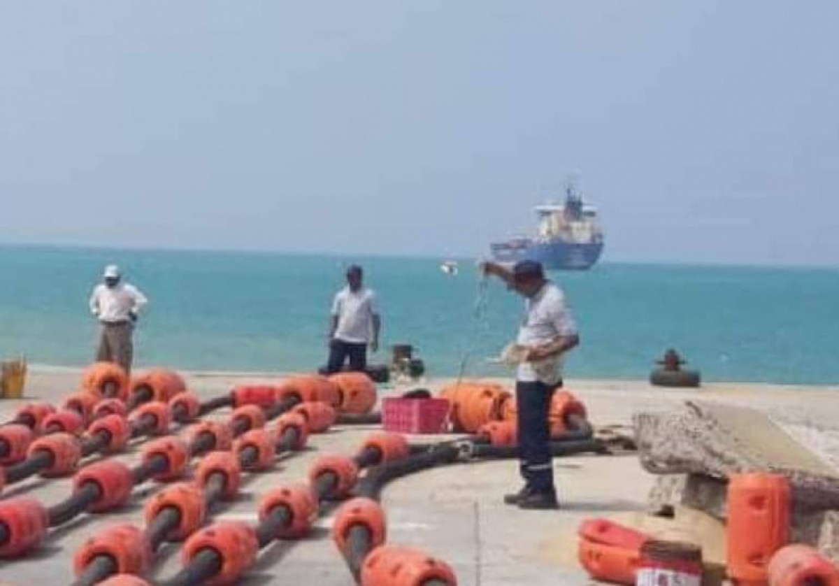 An Emirati ship loaded with oil derivatives arrives at the port of Socotra