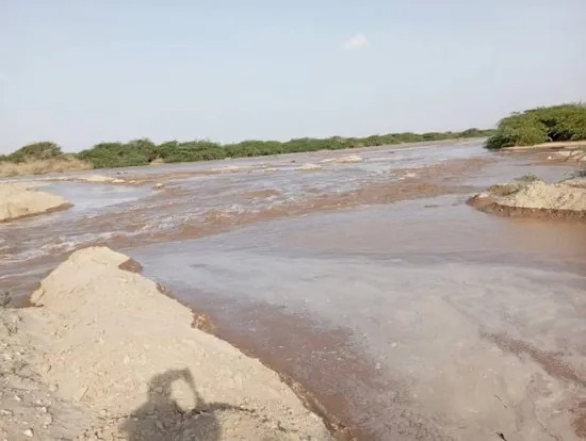 Torrential floods in Ahwar cut off the international line and detain travelers