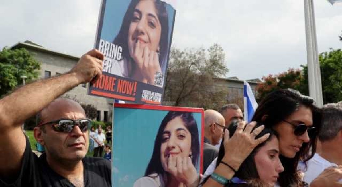 Families of prisoners in Gaza demonstrate in front of Netanyahu's house