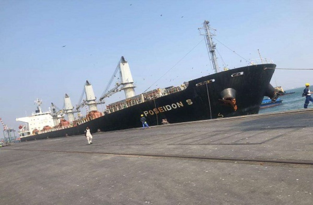 A naval crew succeeds in towing a giant wheat ship in the port of Aden