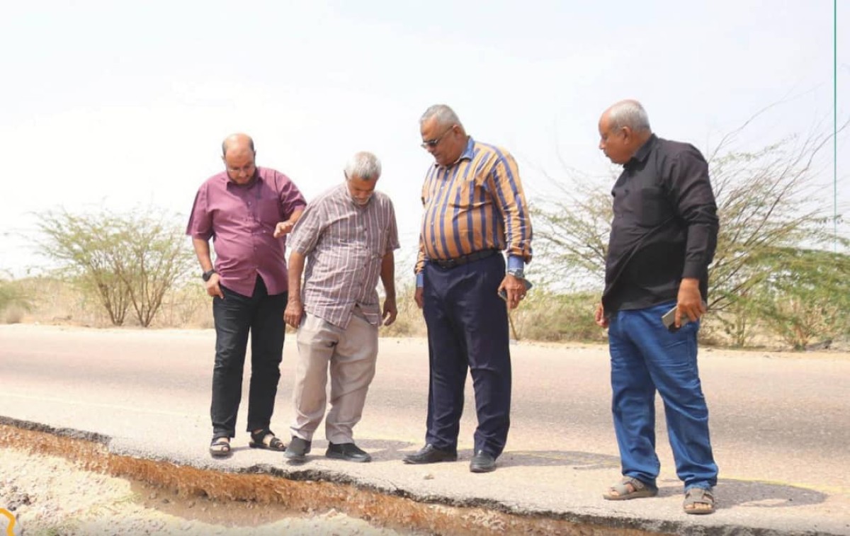 فريق المؤسسة وصندوق الطرق يتفقدان اضرار ومخلفات السيول بوادي أحور في أبين