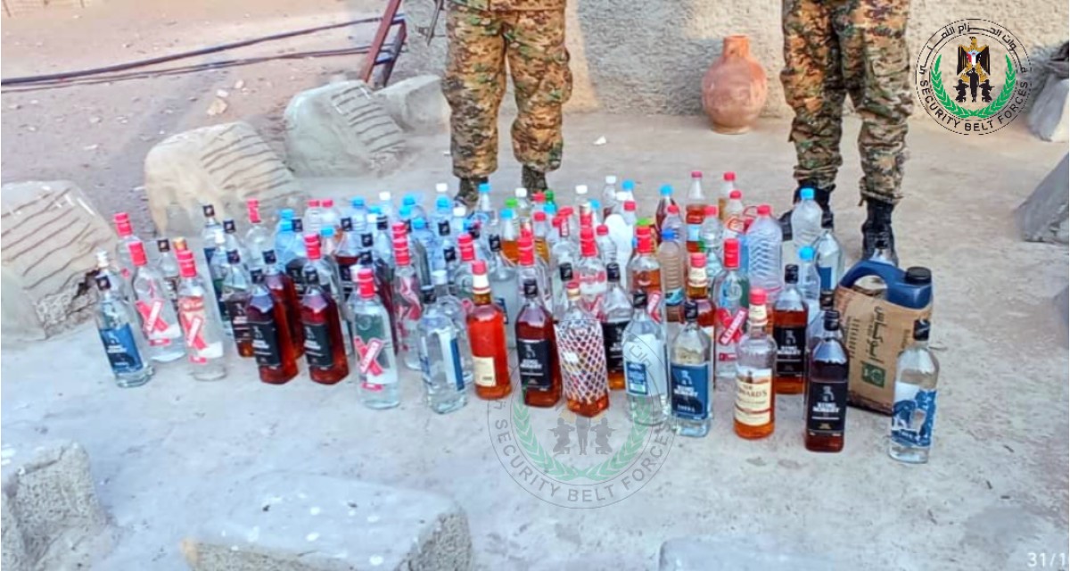 Al-Hizam forces destroy 110 bottles of alcohol they seized in Lahj