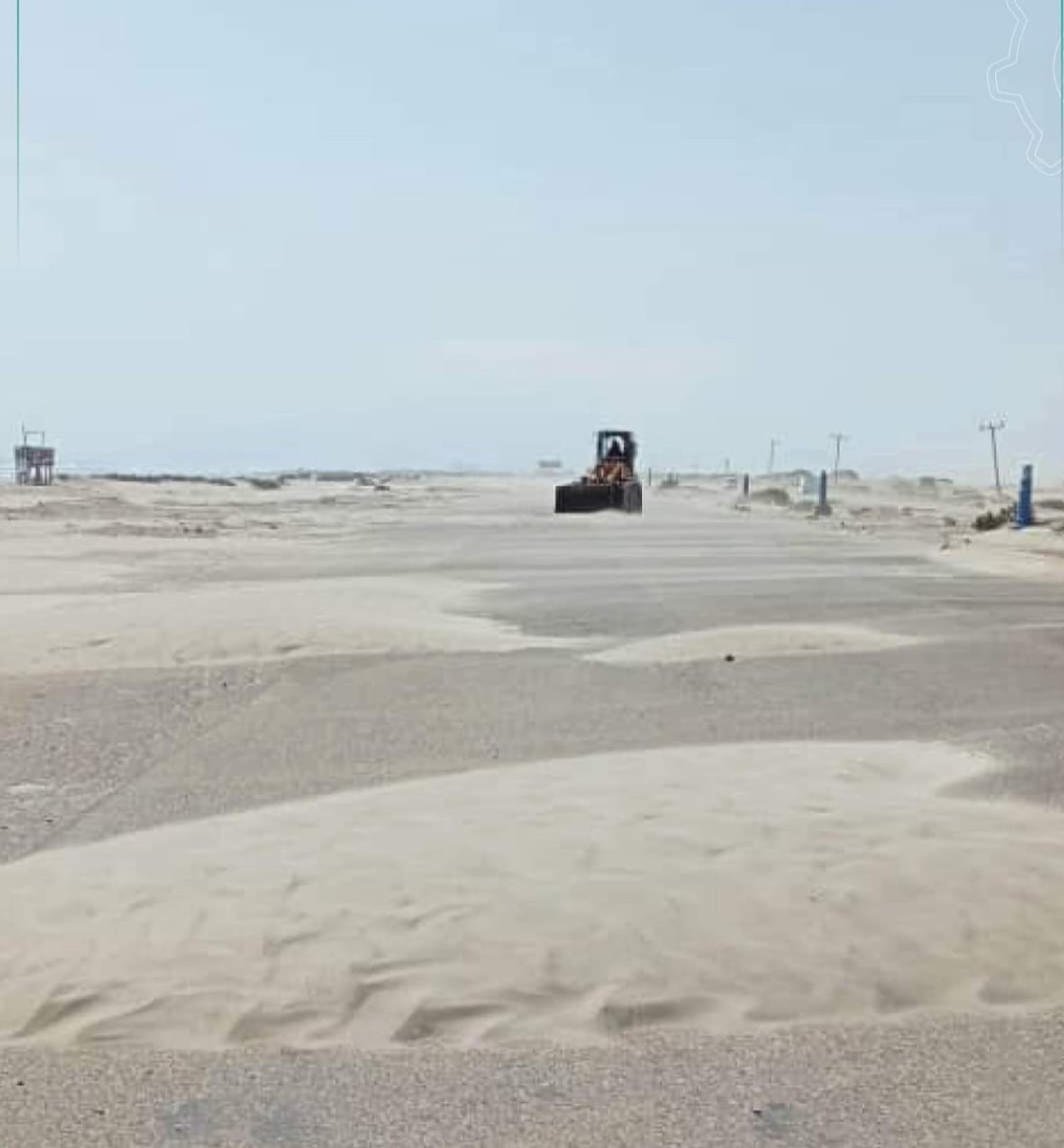 Removing sand from the sewer road to Al-Alam, the eastern entrance to the capital, Aden