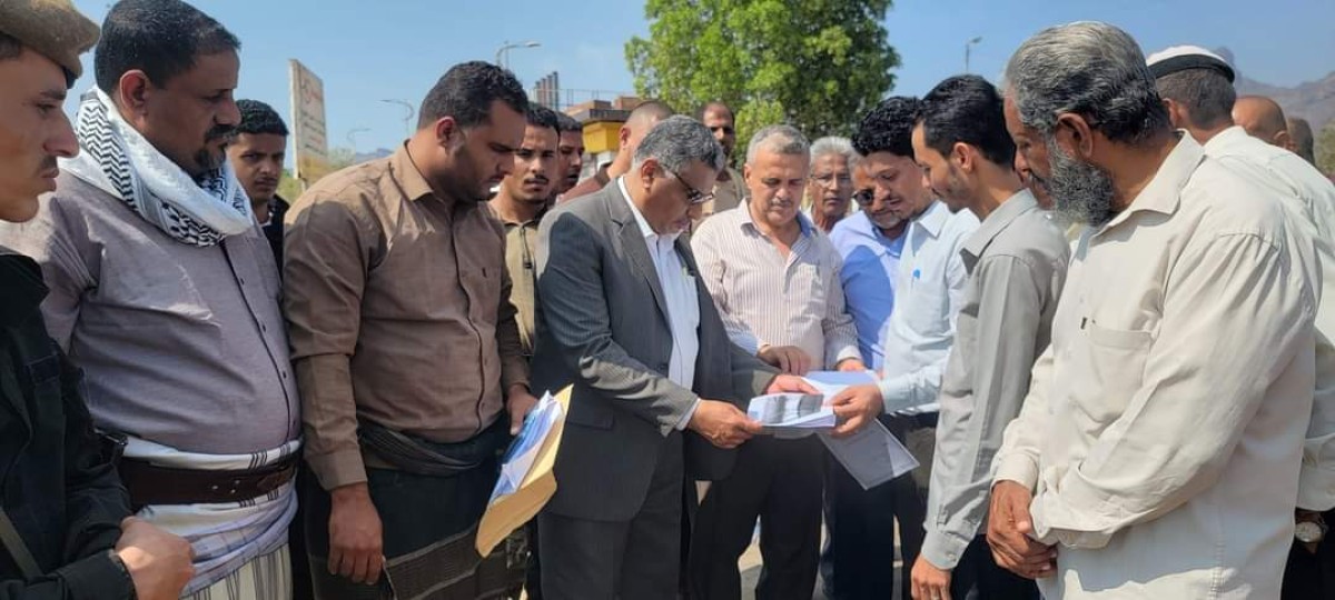 Deputy Governor of Aden and Director General of Buraiqa lay the foundation stone for two service projects in the district