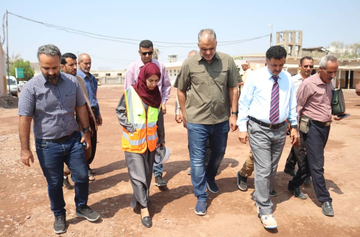 Engineer Moeen Al-Mas inspects the progress of work on the entrance maintenance project for Aboud Bakhour Maksar Hospital in Aden