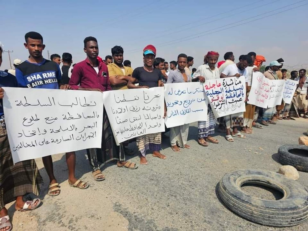 Fishermen in Al-Mahra block the road in protest against random bulldozing and police raids