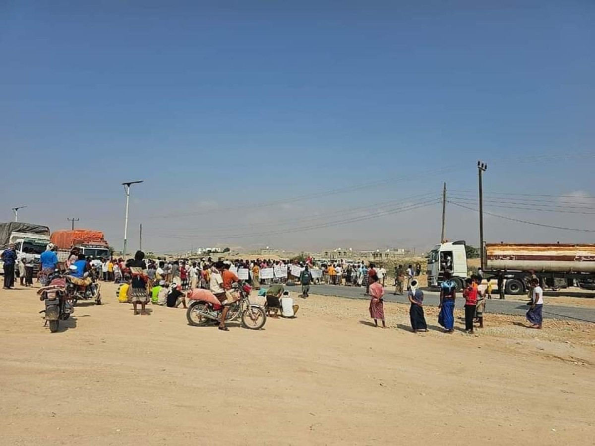 Fishermen in Al-Mahra block the road in protest against random bulldozing and police raids