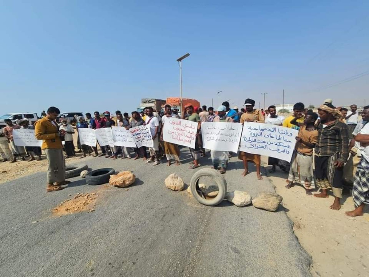 Fishermen in Al-Mahra block the road in protest against random bulldozing and police raids