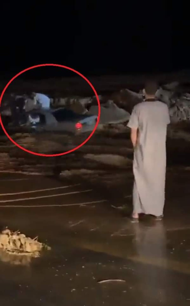 Strong torrential rains in #Saudi Arabia sweep away a car, including it, and two people fell into the water