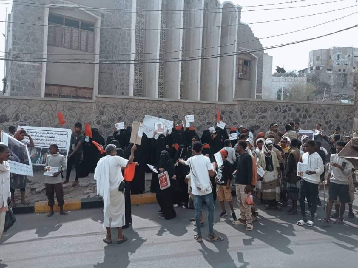 Dozens of Abyan residents demonstrate in front of #Maashiq to demand approval of the execution of accused persons and the application of justice.