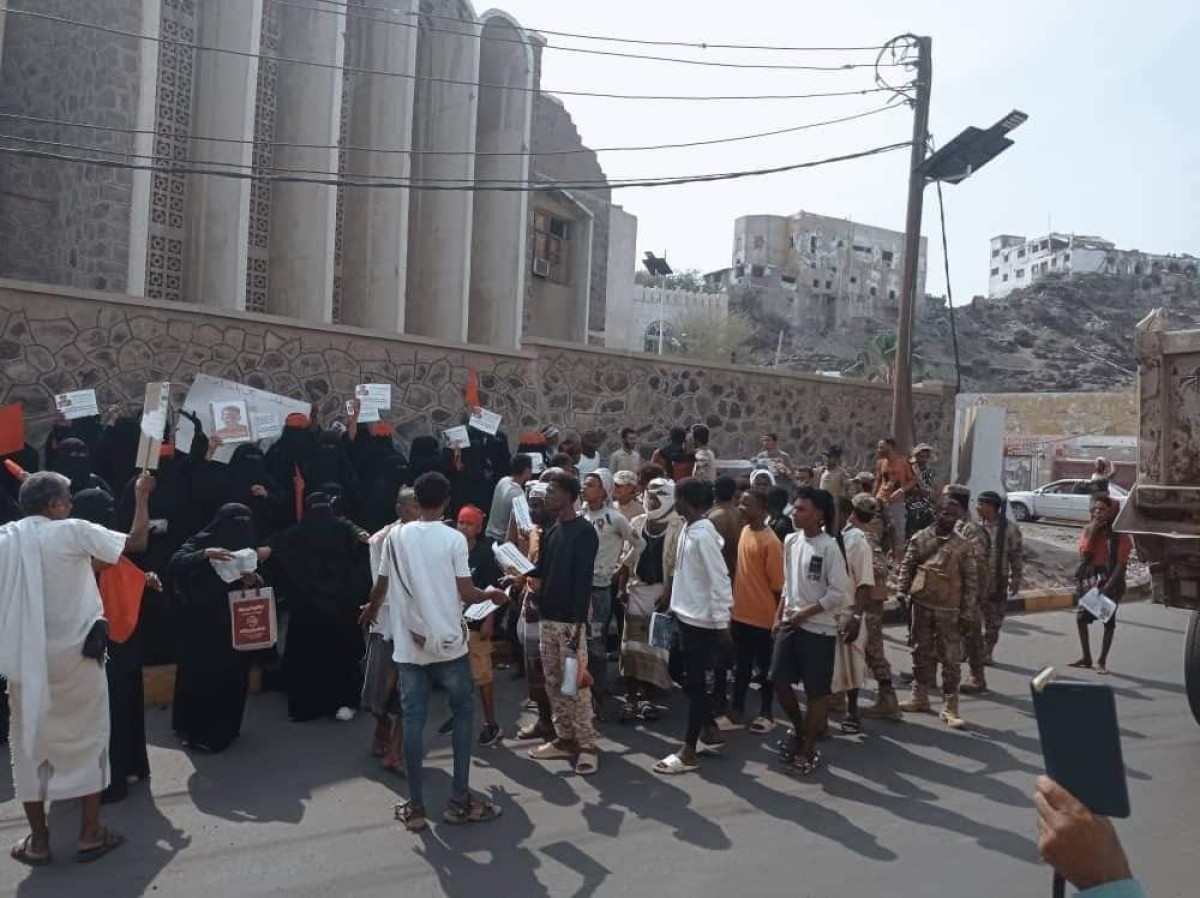 Dozens of Abyan residents demonstrate in front of #Maashiq to demand approval of the execution of accused persons and the application of justice.