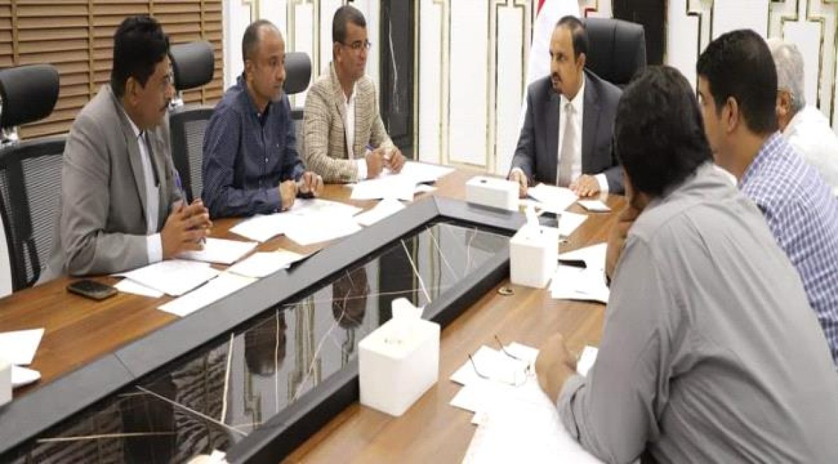 The Governor of Hadhramaut chairs a meeting of the Board of Directors of the Coastal Cleanliness and Improvement Fund